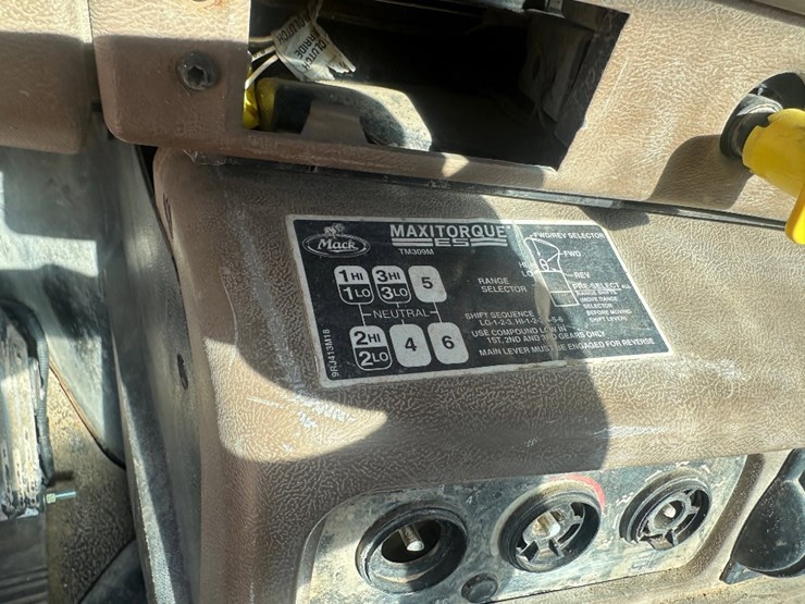 2005-mack-cv713-mixer-truck-image-15