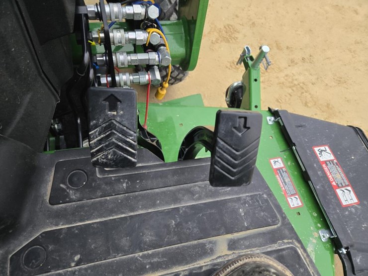 2025-john-deere-2038r-image-26