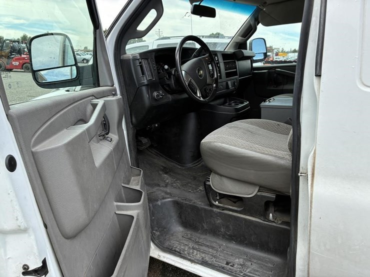 2018-chevrolet-express-2500-image-11