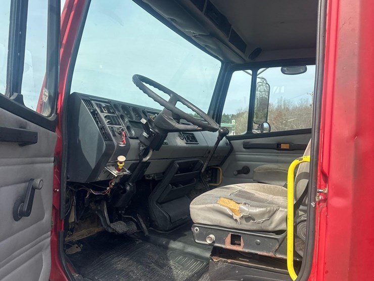 2000-freightliner-fl70-image-19