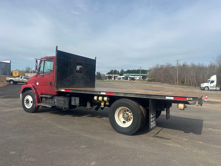 2000-freightliner-fl70-image-4