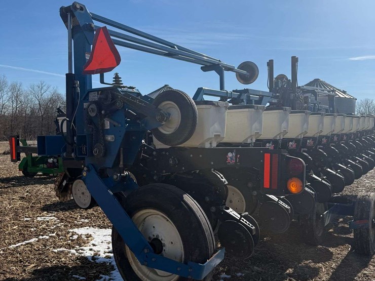 2009-kinze-3600-image-13