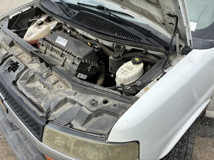 2018-chevrolet-express-2500-image-6