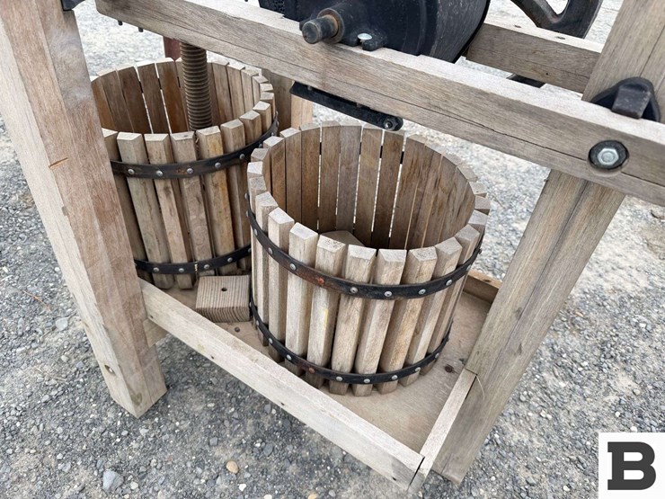 old-fashioned-mechanical-fruit-press-image-10