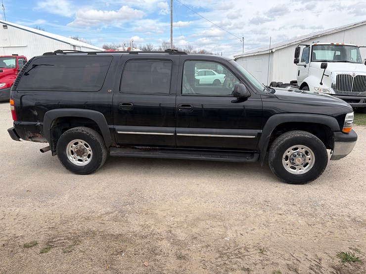 2002-chevrolet-suburban-image-3