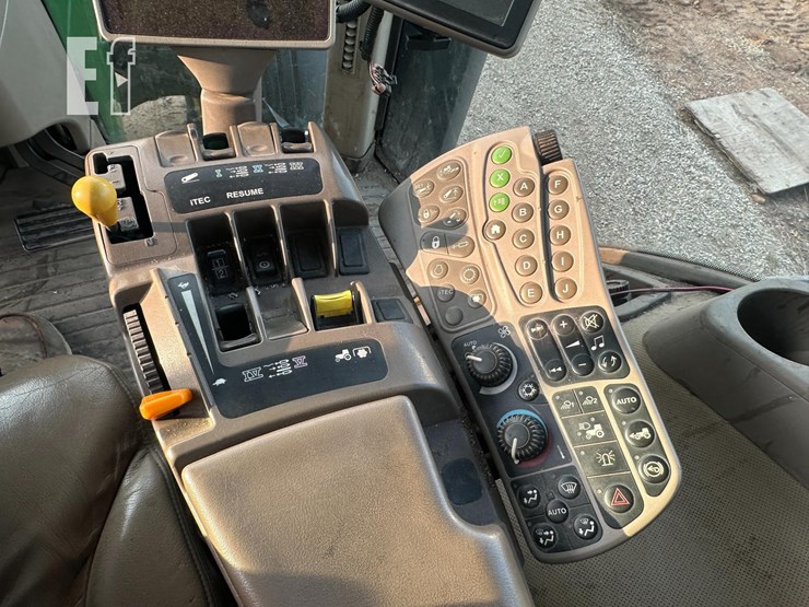 john-deere-8260r-image-17