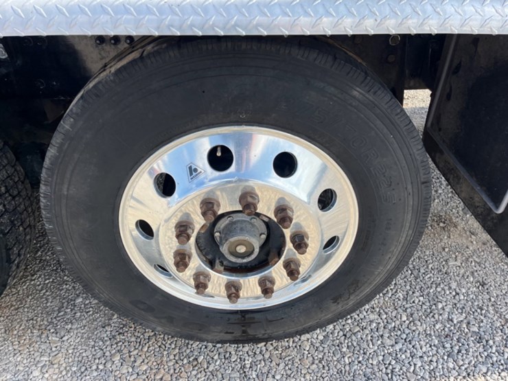 2020-freightliner-114sd-image-12