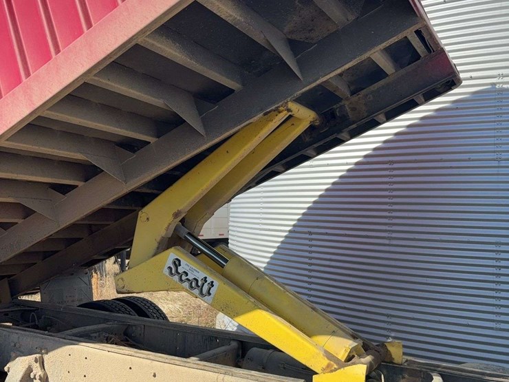 2004-freightliner-fl70-image-27