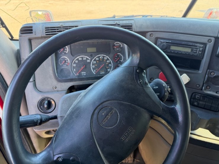 2013-freightliner-cascadia-113-image-27