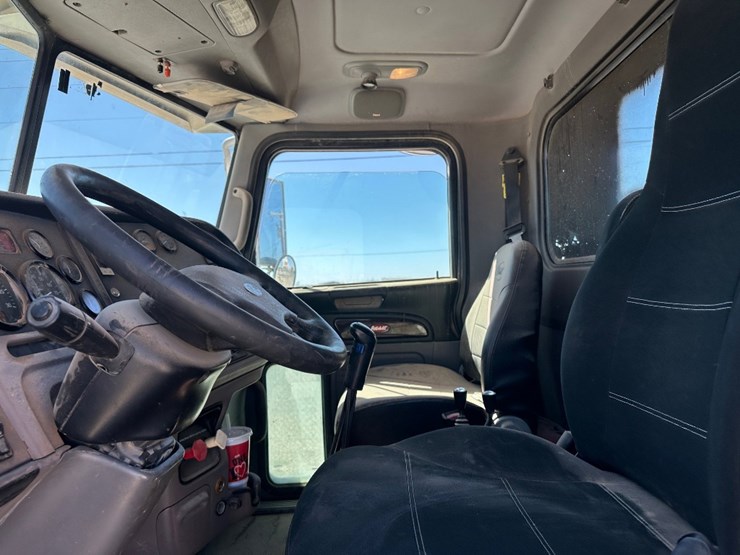 2013-peterbilt-367-image-13