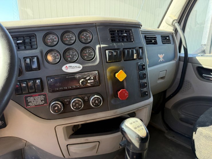 2018-peterbilt-567-image-10