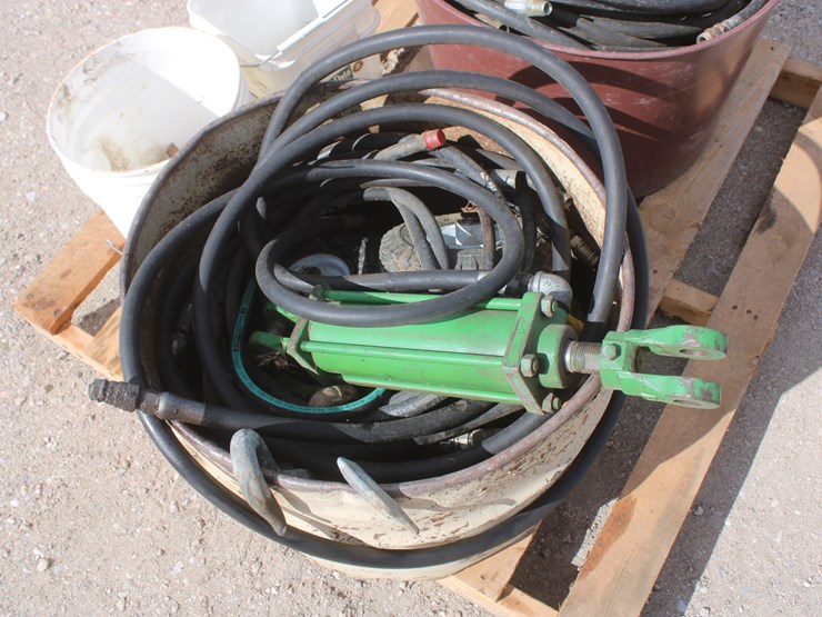#3004-•-pallet-of-assorted-hydraulic-hoses,-cylinder,-and-misc.-parts-image-2