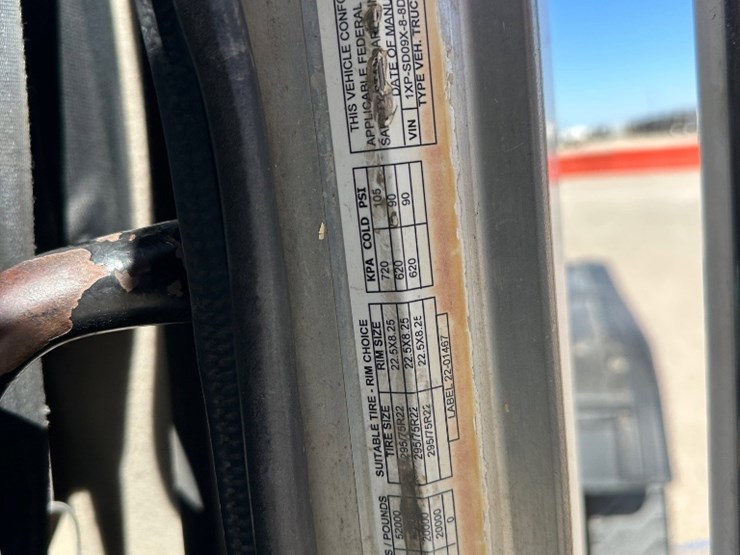 2008-peterbilt-365-image-15