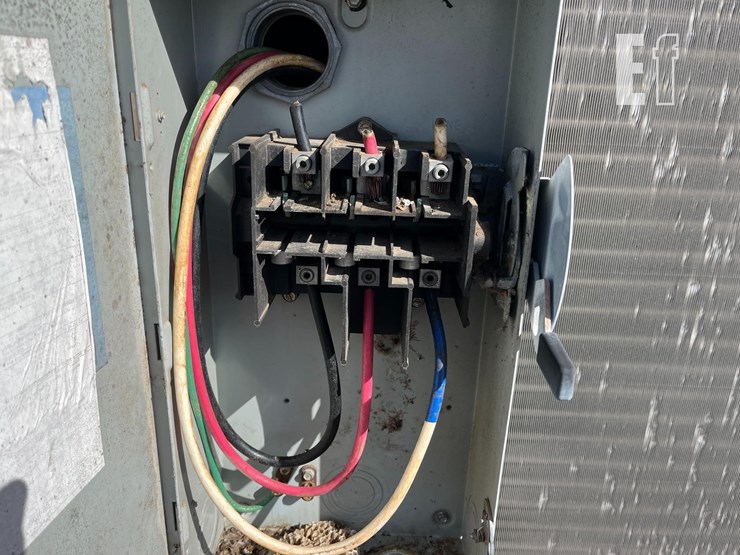 trane-rooftop-heating-/-air-conditioning-unit-image-9