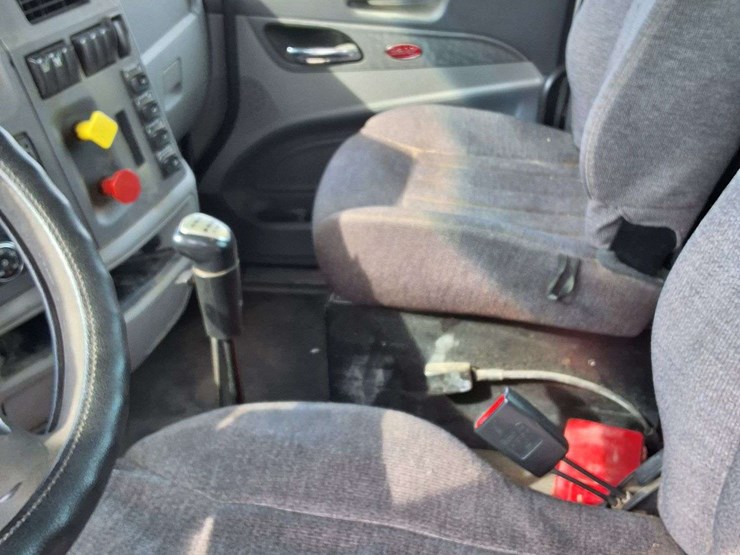 2016-peterbilt-579-image-25