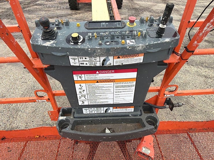 2016-jlg-800s-image-12