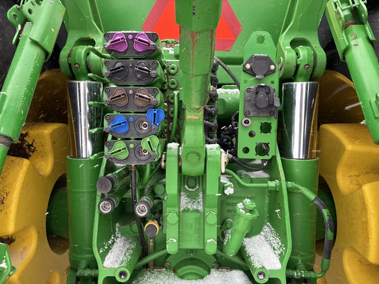 2011-john-deere-8335r-image-23