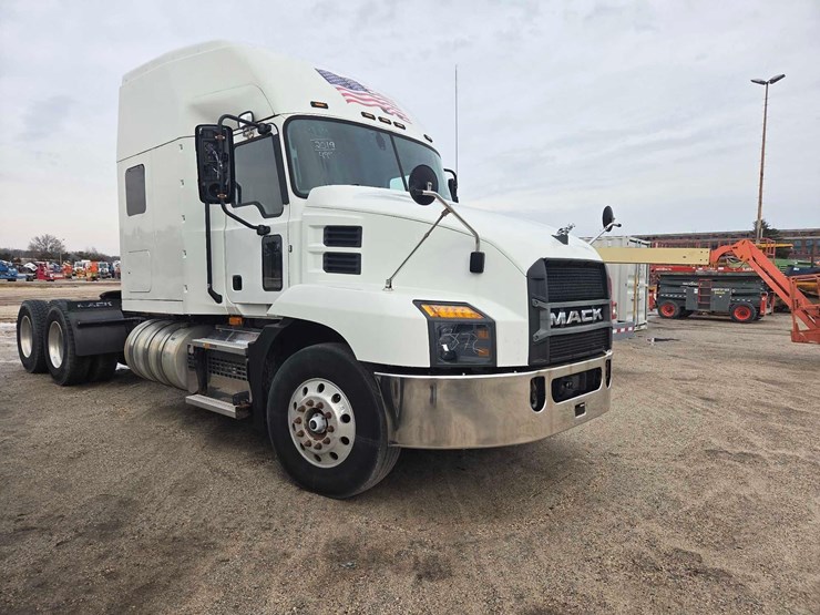 2019-mack-anthem-64t-image-2