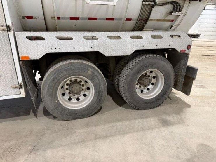 2017-peterbilt-567-image-65