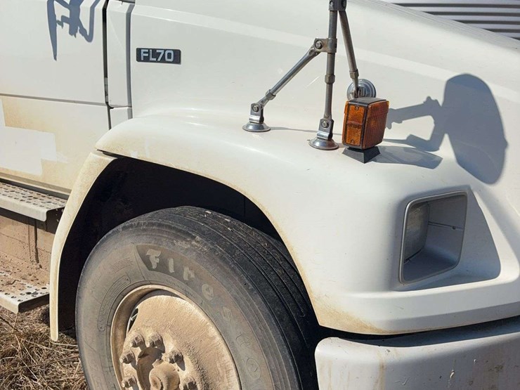 2004-freightliner-fl70-image-8