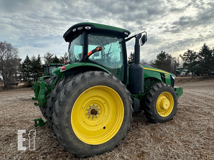 john-deere-8235r-image-3