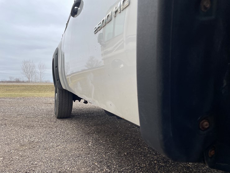 2012-chevrolet-2500hd-image-15