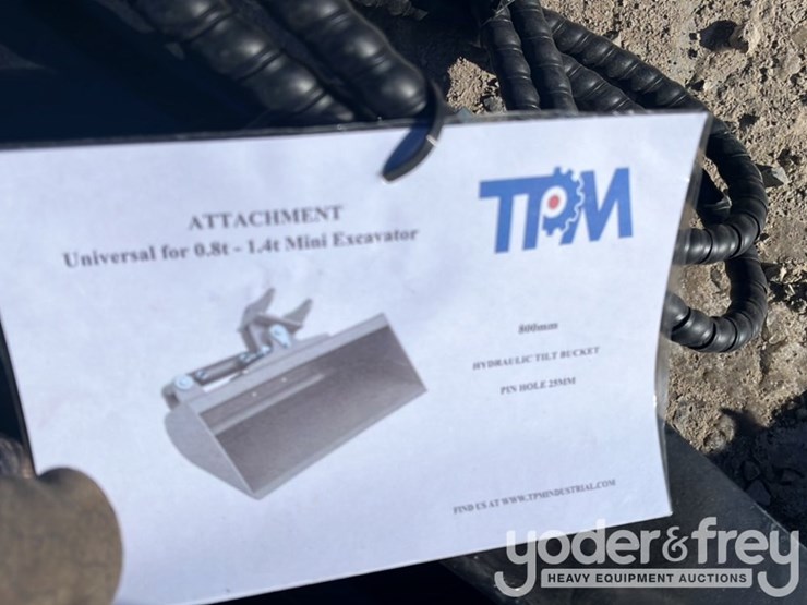unused-tpm-32"-hydraulic-tilt-bucket,-1"-pin-hole,-hydraulic-hoses-to-suit-0.8-1.4-ton-mini-excavators.-image-6