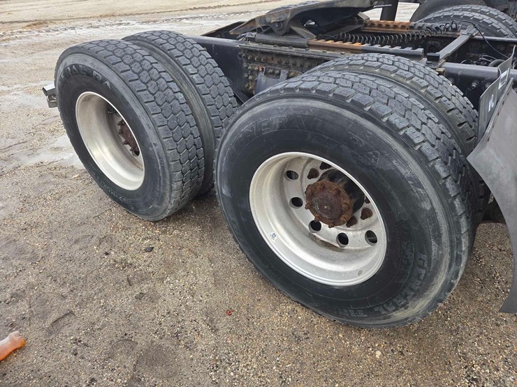 2019-mack-anthem-64t-image-12