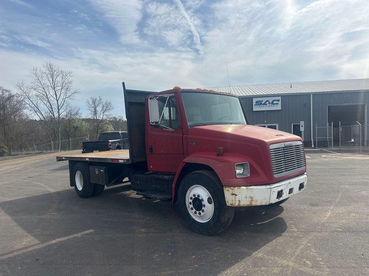 2000-freightliner-fl70-image-10