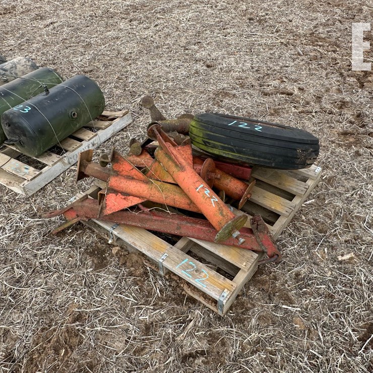 SKID WITH IMPLEMENT TIRE, STANDS