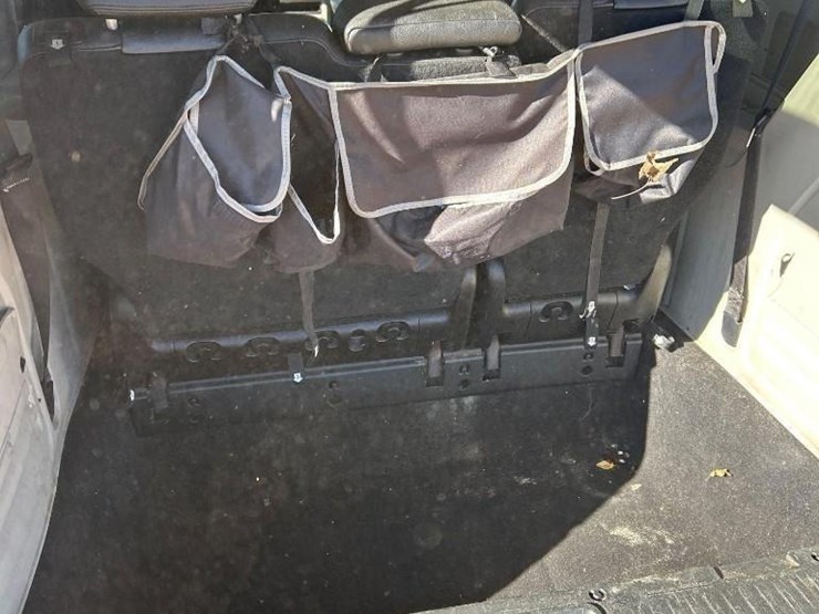 2016-chrysler-town-&-country-image-30