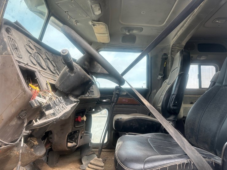 2011-peterbilt-367-image-9