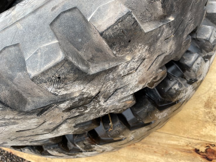 #3053-•-(2)-commuter-tires-image-8