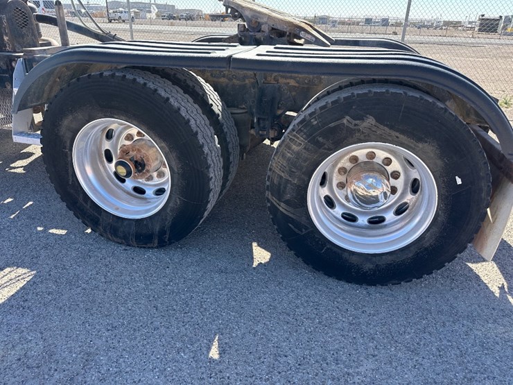 2010-peterbilt-384-image-9