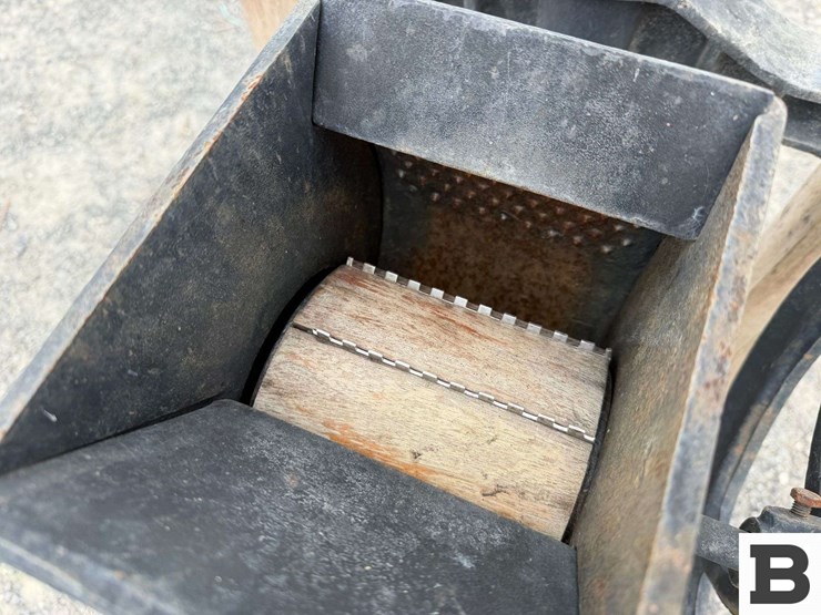 old-fashioned-mechanical-fruit-press-image-8