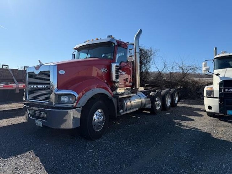 2010-mack-titan-image-1