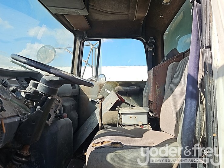 1995-ford-l8000-image-27