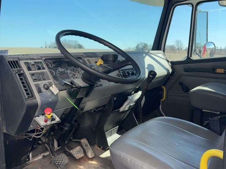 2004-freightliner-fl70-image-20