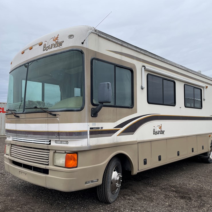 #2026 • 1999 Ford Fleetwood Bounder 32H RV (Has WI Title)