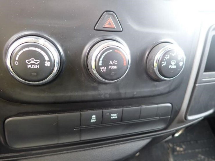 2015-dodge-ram-1500-image-19