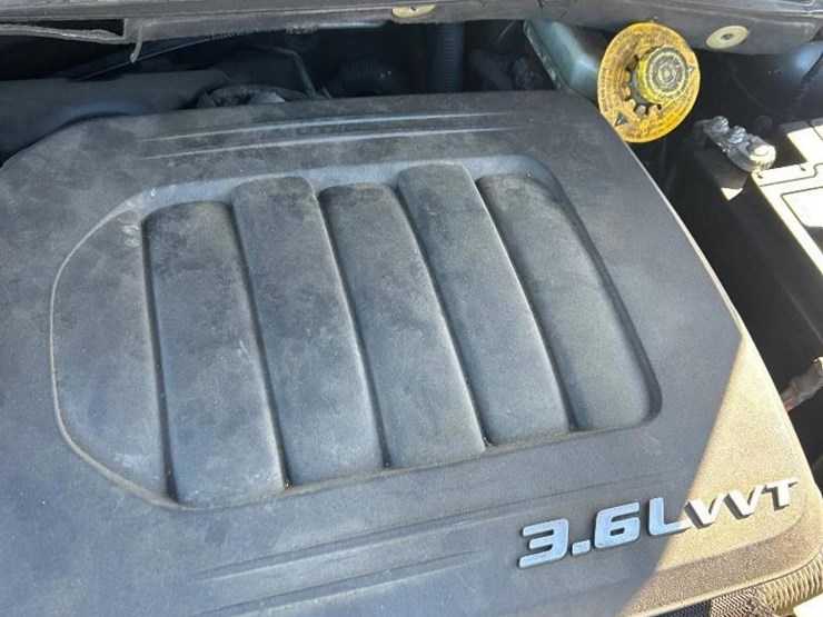 2016-chrysler-town-&-country-image-21