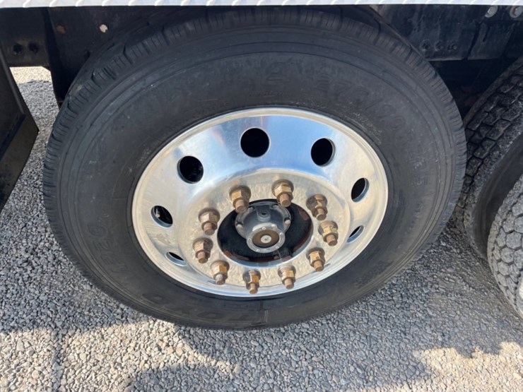 2020-freightliner-114sd-image-13