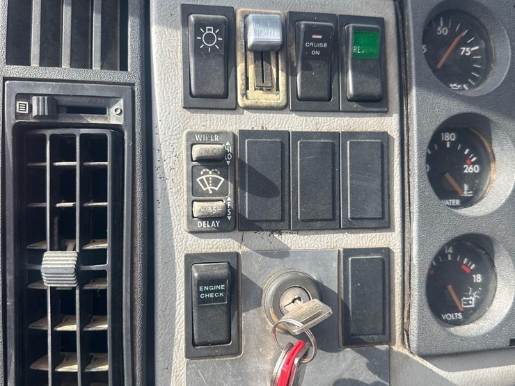 2000-freightliner-fl70-image-23