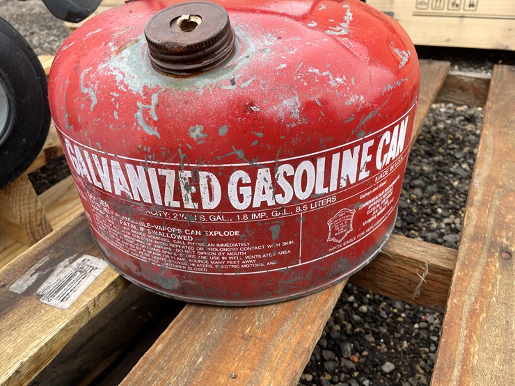 #3054-•-(2)-metal-fuel-cans-image-8