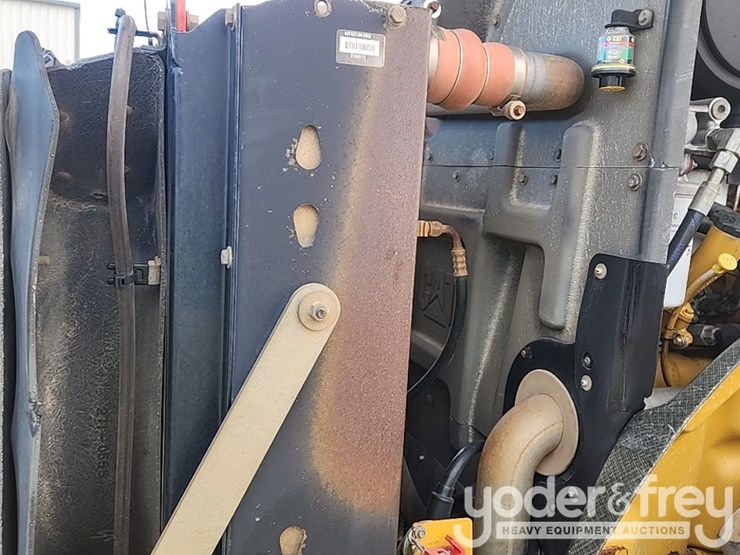 2011-caterpillar-cp74-image-23