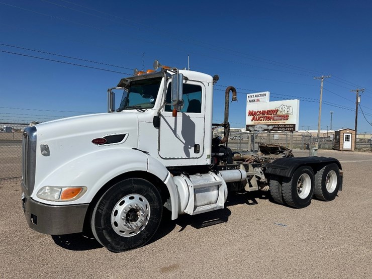 2010-peterbilt-384-image-1