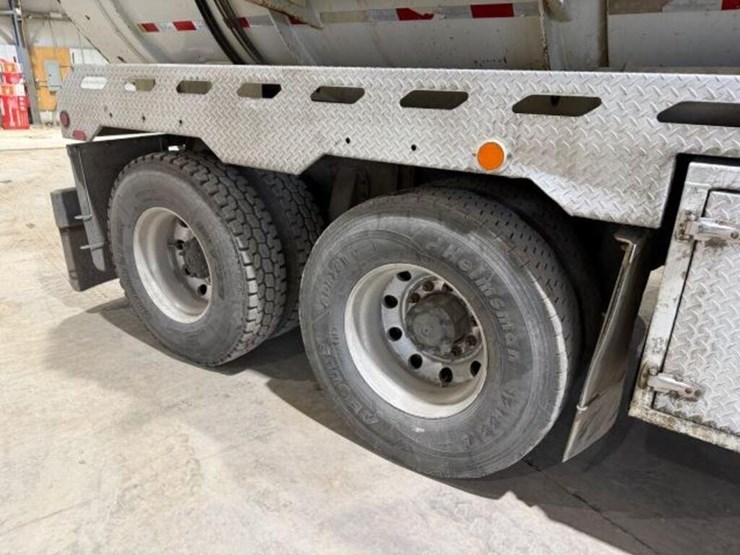 2017-peterbilt-567-image-60