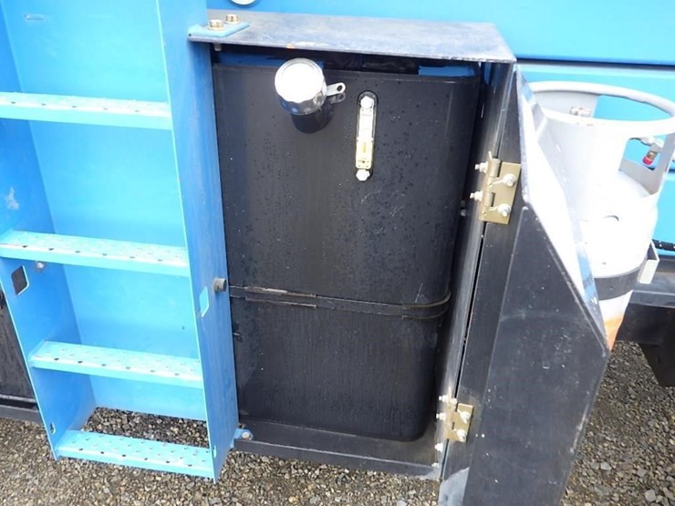 2017-genie-gs-4390-scissor-lift-image-11