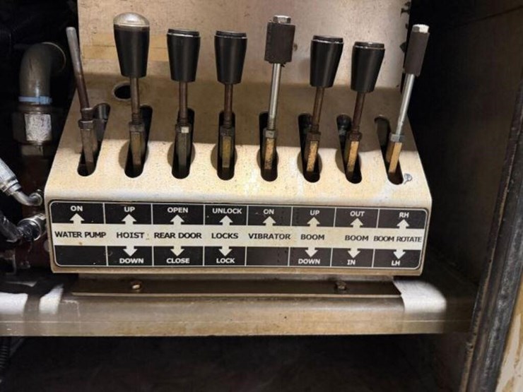 2017-peterbilt-567-image-51