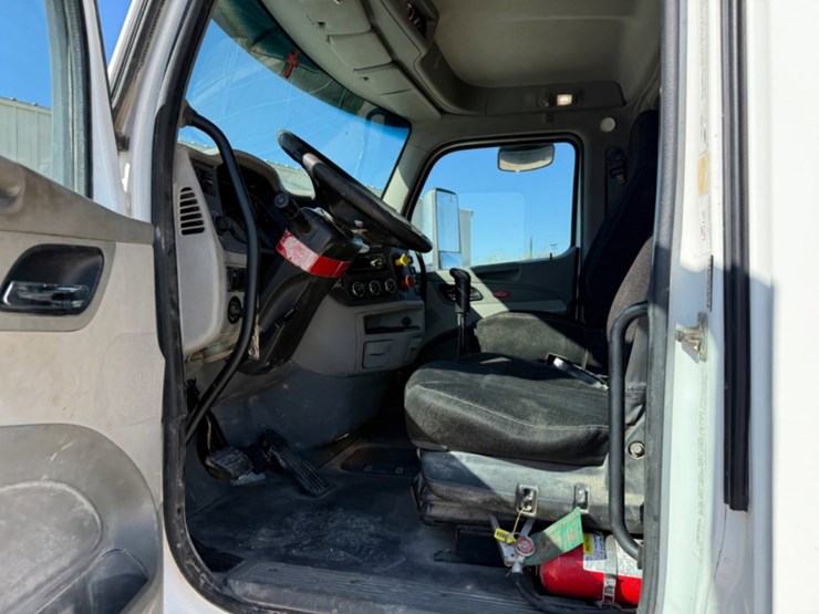 2018-peterbilt-567-image-9